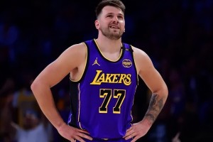 开云体育app-湖人惨败国王！东契奇空砍42分，詹姆斯艾顿效果不佳，众配角打铁