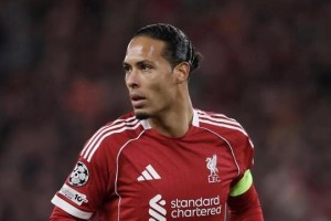 开云体育下载-迎来里程碑，范戴克将成为第50位为利物浦出场350次的球员