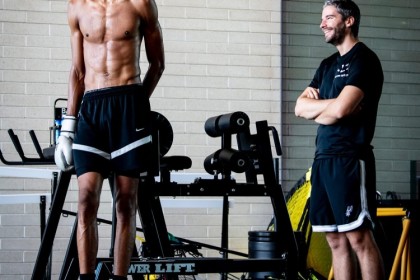 开云体育-马刺体能训练师发布文班亚马近照：体型显著增强