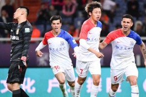 无解特谢拉两射一传 俄式申花三闷棍打懵泰山