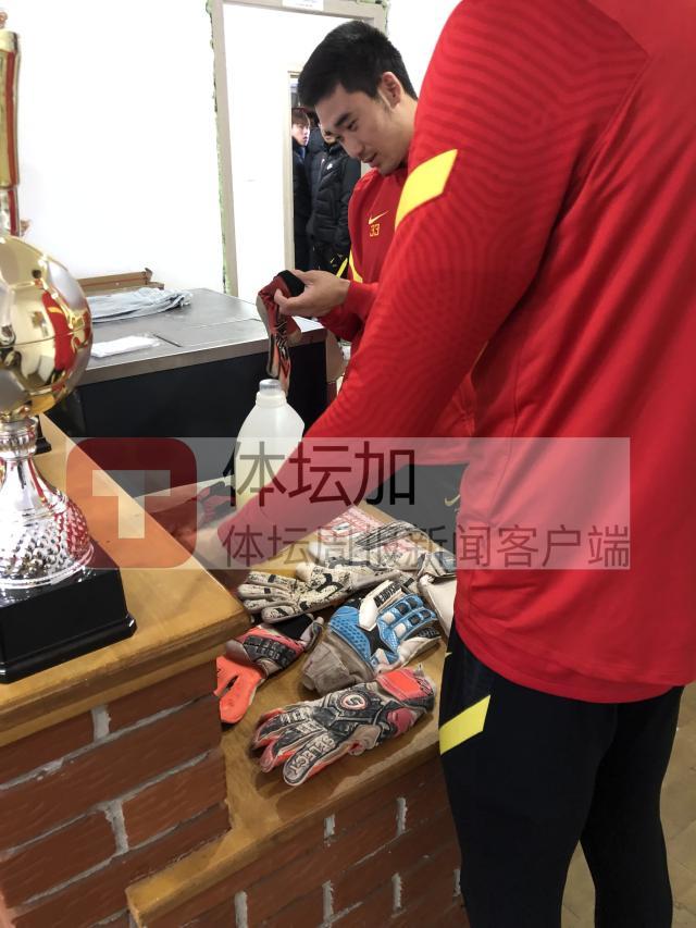 1683476544416085681.jpg 11-国奥队两位门将在查看对方门将使用的旧手套.jpg