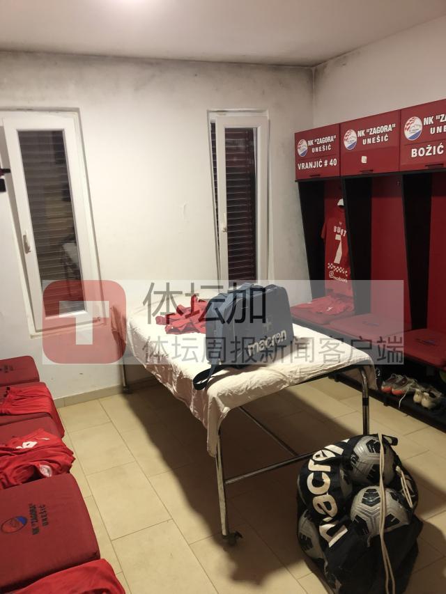 1683476568197061434.jpg 13-主队更衣室一角.jpg