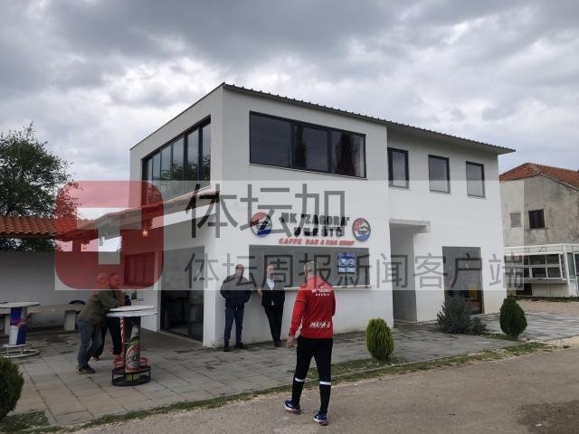 1683476603897048480.jpg 16-办公室与更衣室对面的小酒吧.jpg