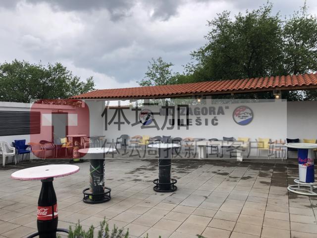 1683476611830028422.jpg 17-酒吧外供球迷休息的区域.jpg