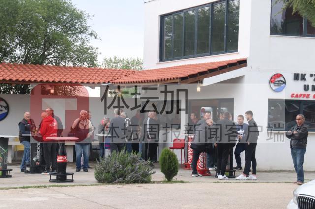 1683476621245084284.jpg 18-中场休息以及赛后,主队球迷围坐闲聊、交流.jpg