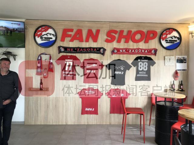 1683476630874076544.jpg 19-酒吧内墙上挂着的队服与纪念品.jpg