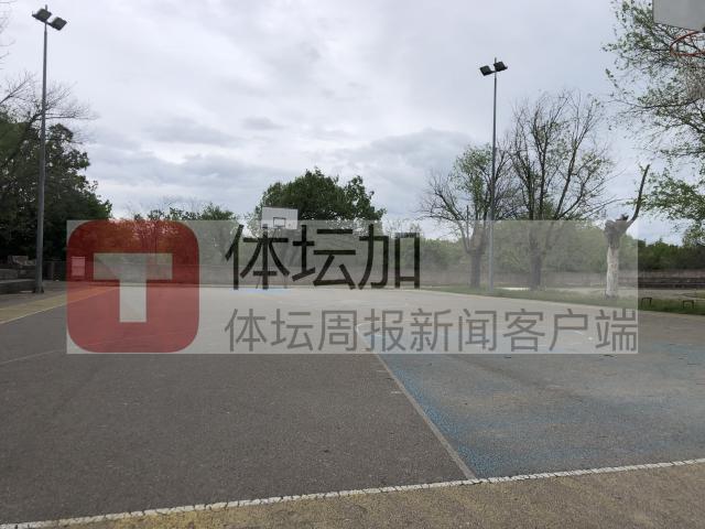 1683476737429099450.jpg 27-球场一侧后面的篮球场地.jpg